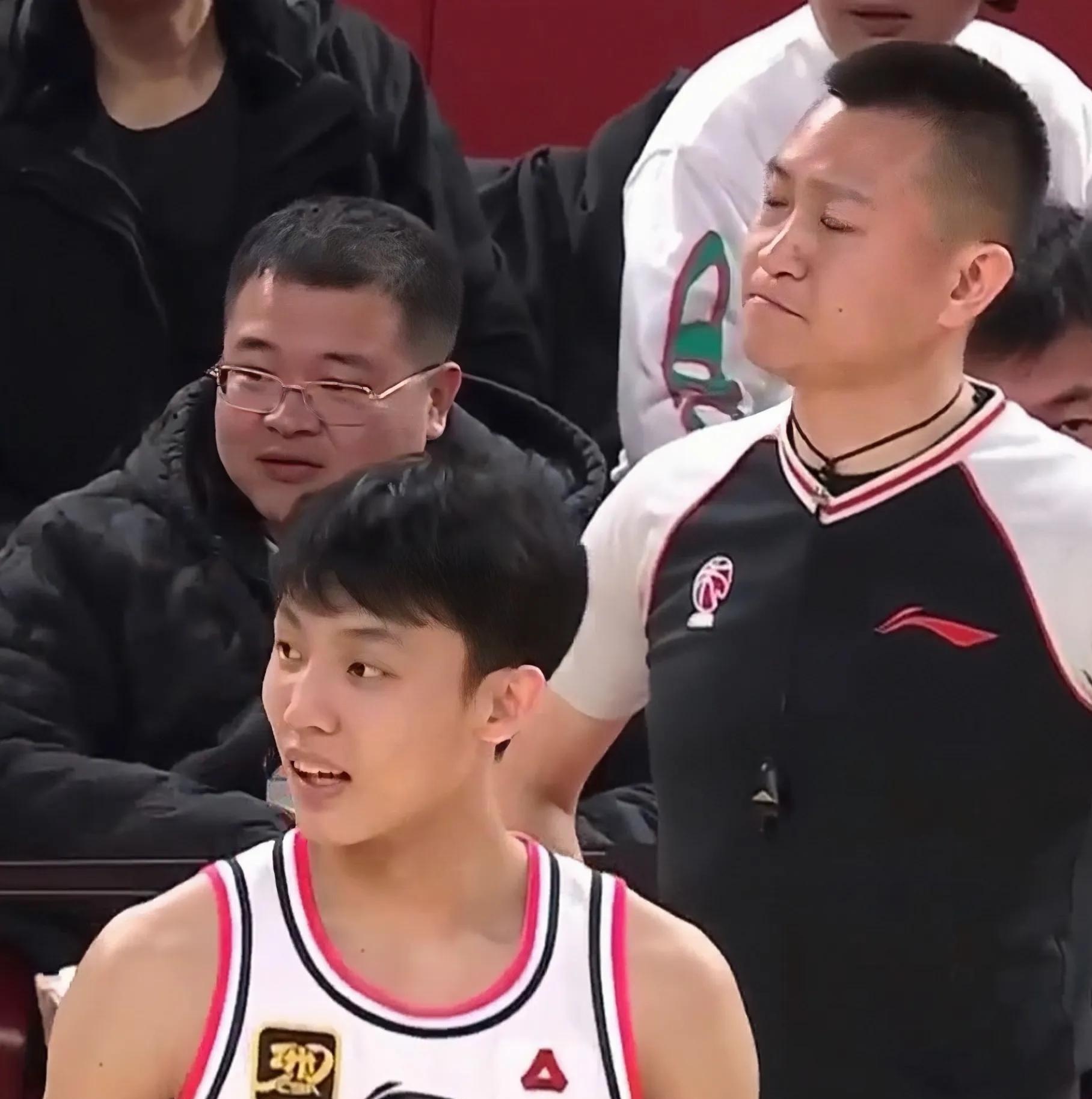 篮球比赛裁判：受到球员投诉后遭停赛的简单介绍