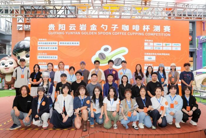 包含选手纷纷亮相冠军赛台，角逐激烈的词条