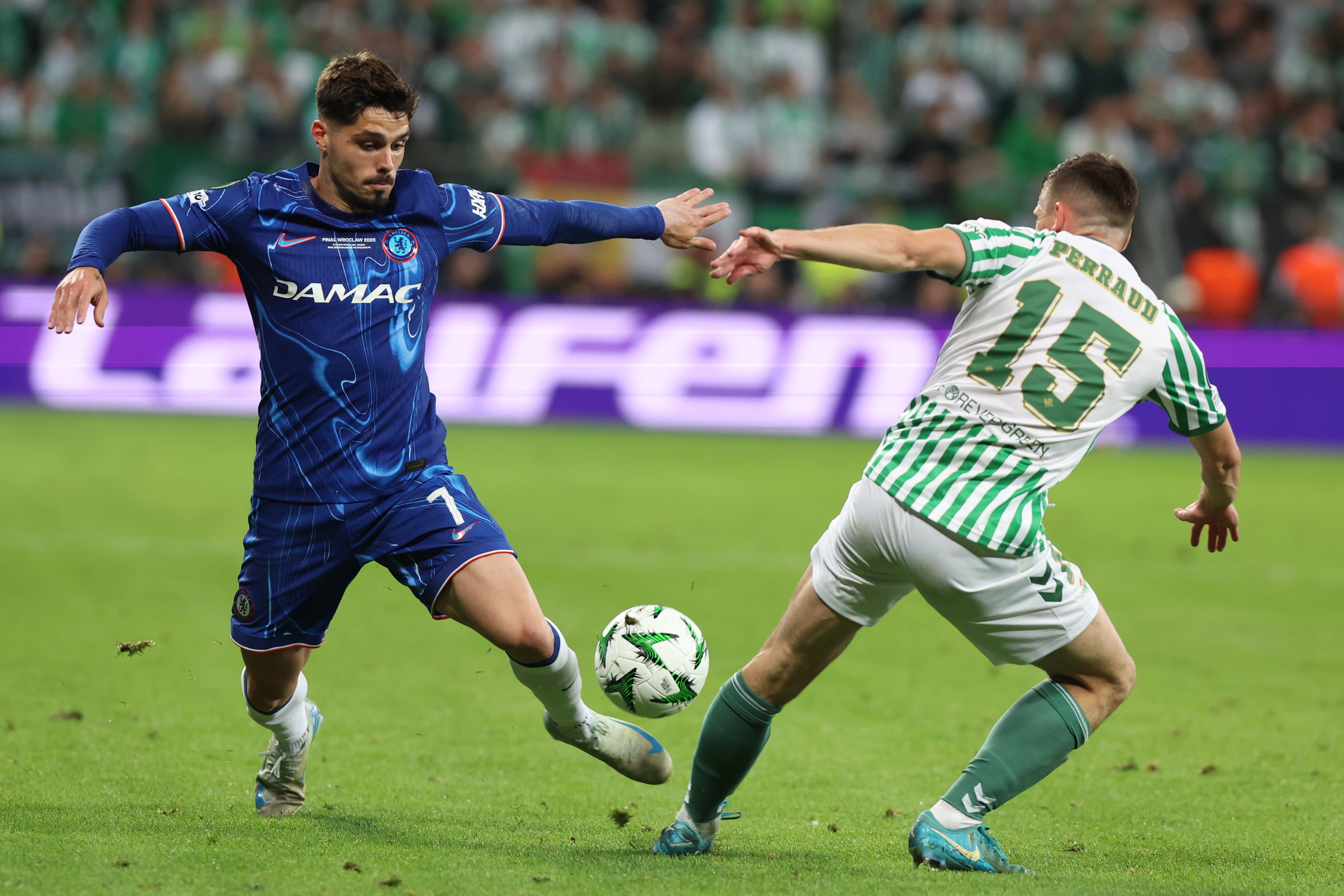 切尔西足球运动员在洲际赛事中斩获大奖 切尔西足球运动员在洲际赛事中斩获大奖