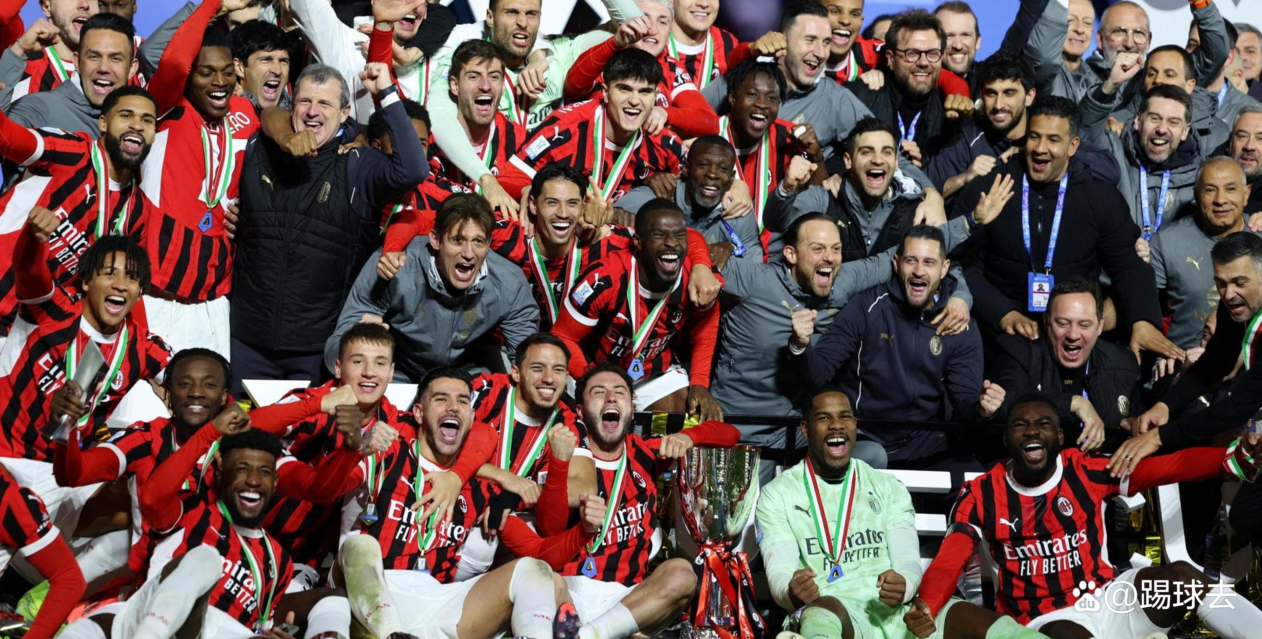 意甲赛事再度掀起轰动,球迷热议不休 意甲赛事再度掀起轰动,球迷热议不休