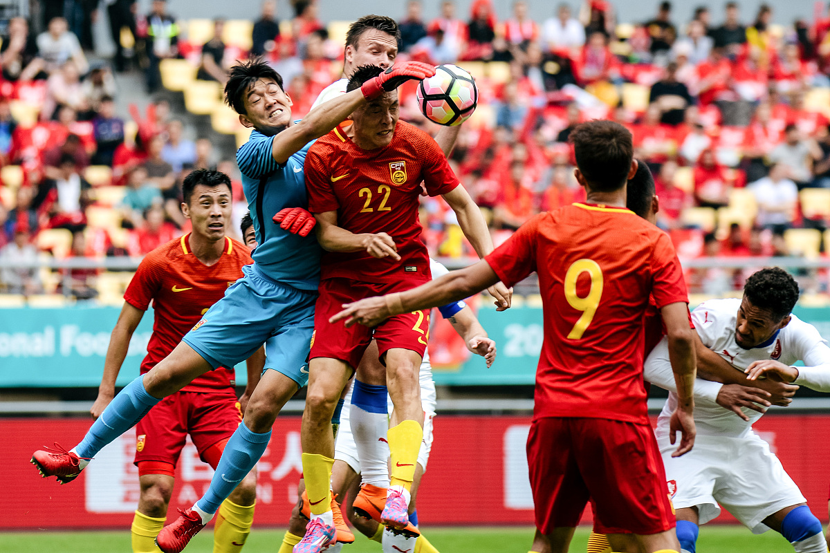 队伍在比赛中团结一心，勇夺胜利